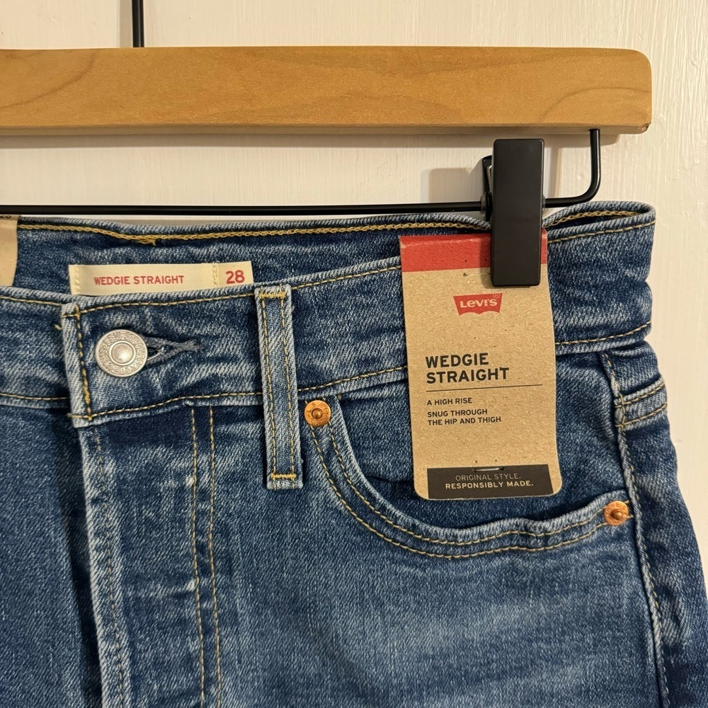 NWT Levi’s Wedgie Straight Size 28